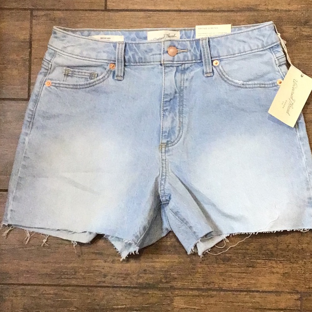 NWT Universal Thread Vintage Midi Shorts Stretch Size 4 Light Blue Denim Raw Hem